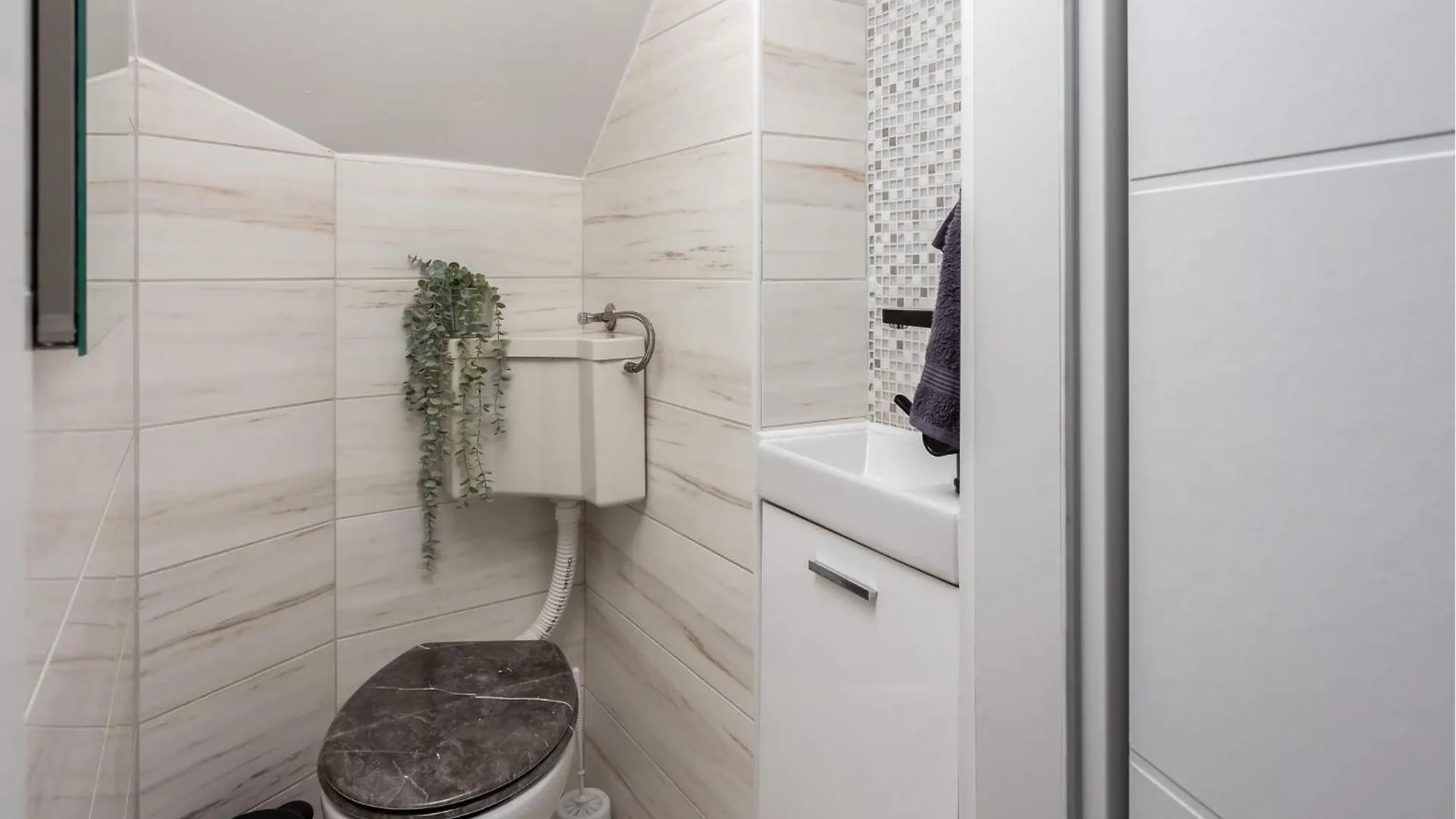Amazing Home In Novi Vinodolski With Jacuzzi Prázdninový dům